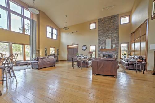 Expansive Hollister Retreat With Deck And Pool Access!