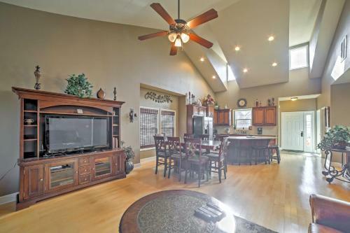 Expansive Hollister Retreat With Deck And Pool Access!