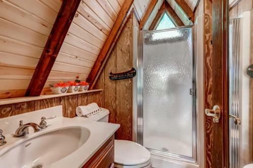 Quiet Lakefront Cottage With Dock And Resort Access!