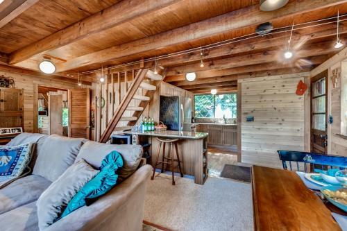 Quiet Lakefront Cottage With Dock And Resort Access!