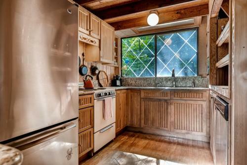Quiet Lakefront Cottage With Dock And Resort Access!
