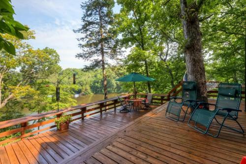 Quiet Lakefront Cottage With Dock And Resort Access!