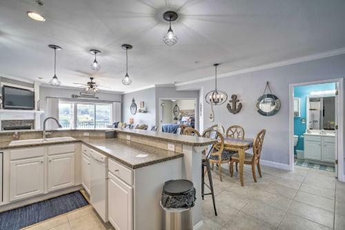 Apartamento Lakefront Camdenton Condo With Deck, Shared Pool