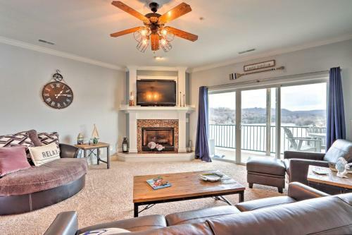 Apartamento Lakefront Camdenton Condo With Deck, Shared Pool