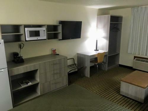 Hotel Bearcat Inn And Suites