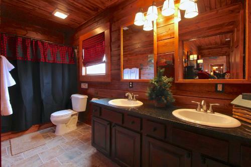 Base Camp Experience, Hottub, Jettedtubs, Grill, Great Location, Wifi
