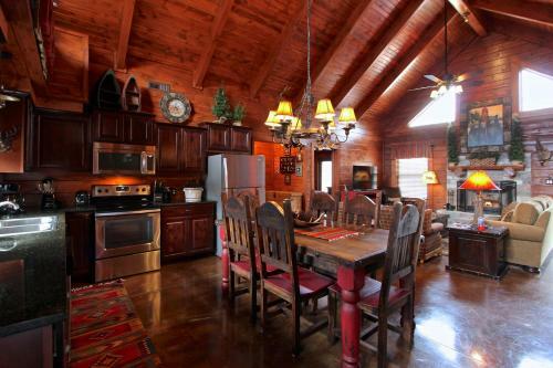 Base Camp Experience, Hottub, Jettedtubs, Grill, Great Location, Wifi