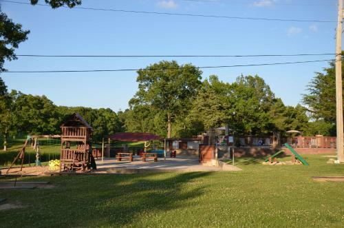 Base Camp Experience, Hottub, Jettedtubs, Grill, Great Location, Wifi