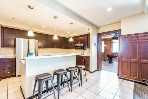 Spacious Condo With Great Sky Roof By Cozysuites