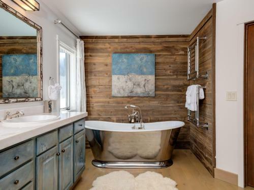 Moonshadow Lodge By Big Sky Vacation Rentals