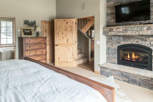 Moonlight Mountain Home | 2 Lower Mountain Road