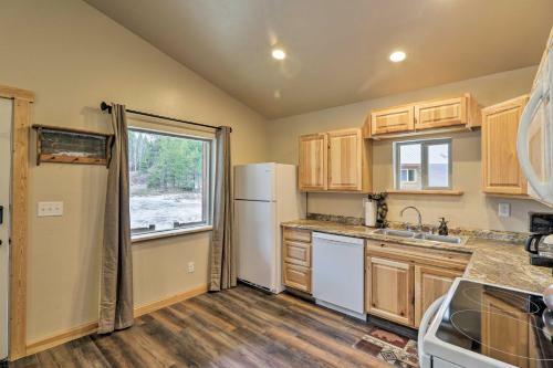 Custom Cabin With Grill And Fire Pit 7 Mi To Glacier!
