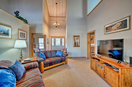 Red Lodge Mtn Retreat With Fire Pit, 10 Mi To Skiing!