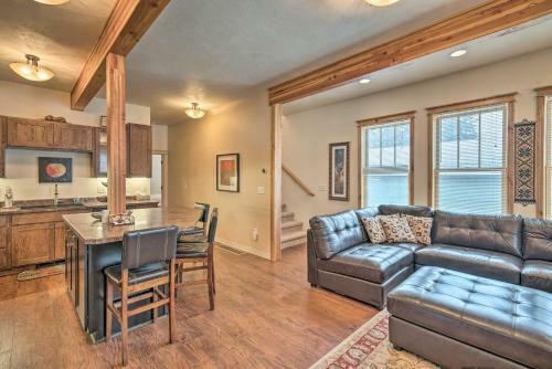 Updated Townhome With Hot Tub - Walk To Downtown!