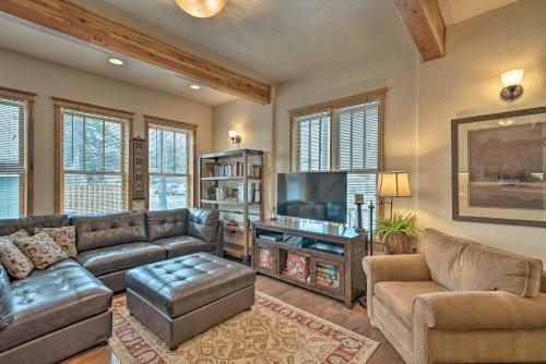 Updated Townhome With Hot Tub - Walk To Downtown!