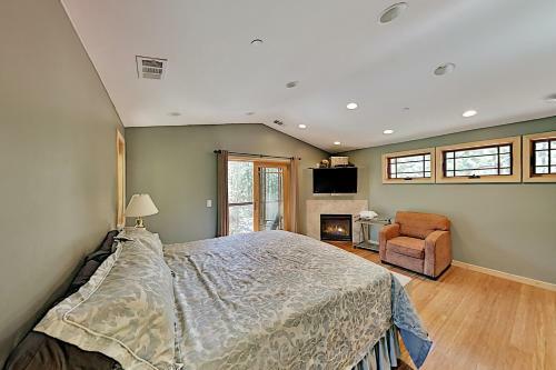 Immaculate Forest Home With Hot Tub - No Pets Home