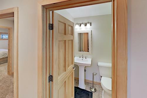Immaculate Forest Home With Hot Tub - No Pets Home