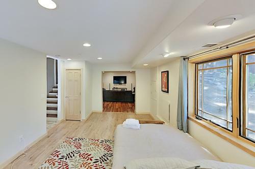 Immaculate Forest Home With Hot Tub - No Pets Home
