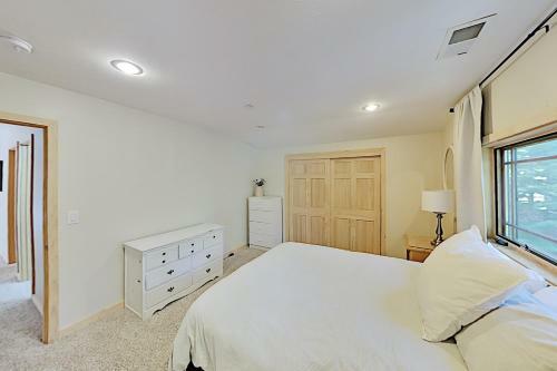 Immaculate Forest Home With Hot Tub - No Pets Home