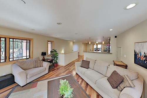 Immaculate Forest Home With Hot Tub - No Pets Home