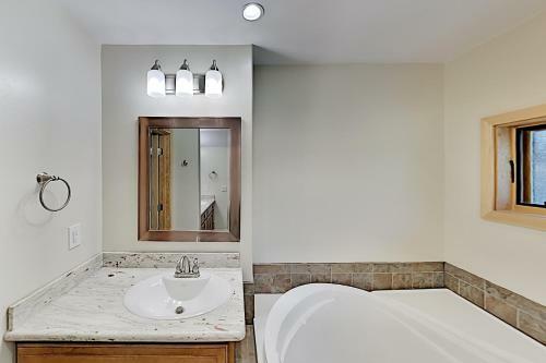 Immaculate Forest Home With Hot Tub - No Pets Home