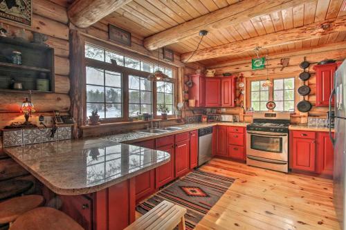 Waterfront Conway Lake Cabin With Deck And Fire Pit!