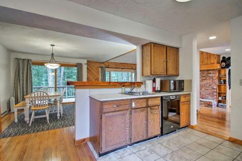 White Mtns Townhome With Pvt Deck And Pool Access