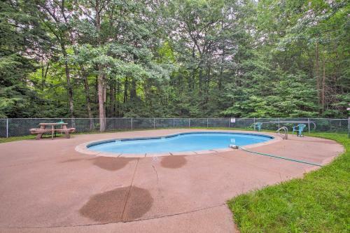 White Mtns Townhome With Pvt Deck And Pool Access
