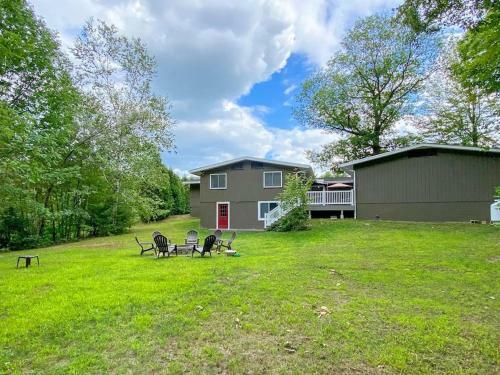 Great Location. Sleeps 10. Hot Tub. Updated