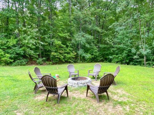 Great Location. Sleeps 10. Hot Tub. Updated
