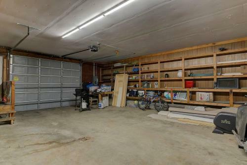 Great Location. Sleeps 10. Hot Tub. Updated