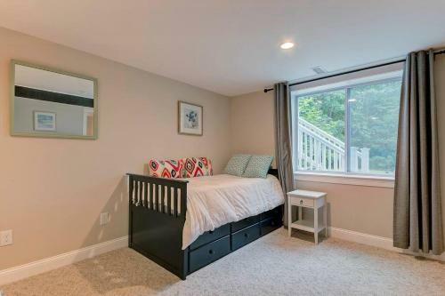 Great Location. Sleeps 10. Hot Tub. Updated