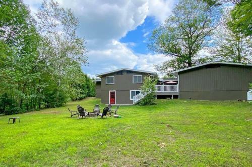 Great Location. Sleeps 10. Hot Tub. Updated