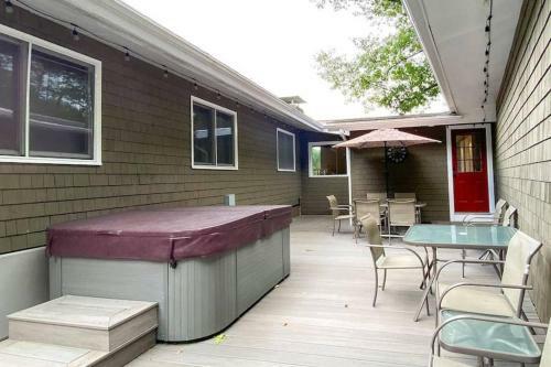 Great Location. Sleeps 10. Hot Tub. Updated