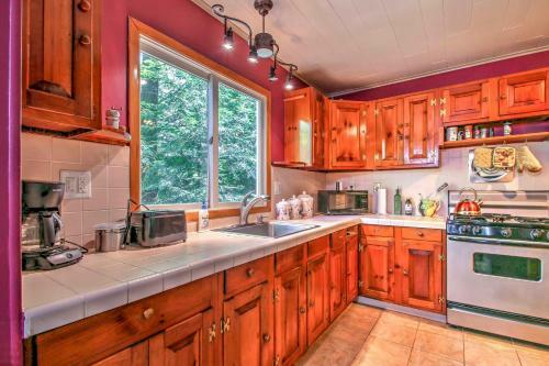 Rustic Intervale Hideaway With Deck And Wooded Views!