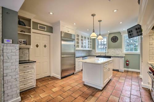 Grand Estate With Courtyard - 2 Mi To Downtown!