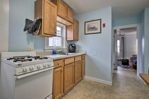 Ocean-view Apartment - Walk To Cafes And Beach!