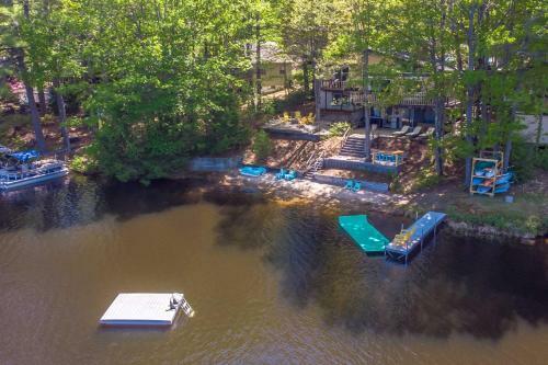 Dreamy Lakefront Getaway With Beach And Hot Tub