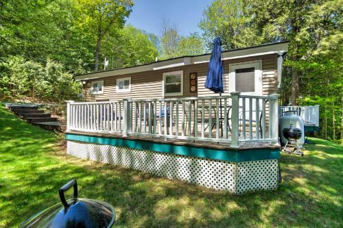 Breathtaking Newbury Cottage With Deck On Chalk Pond