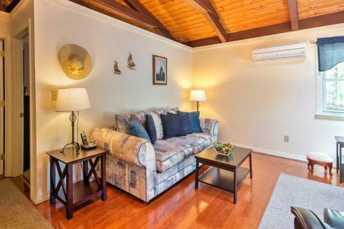 Breathtaking Newbury Cottage With Deck On Chalk Pond