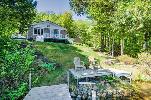 Breathtaking Newbury Cottage With Deck On Chalk Pond
