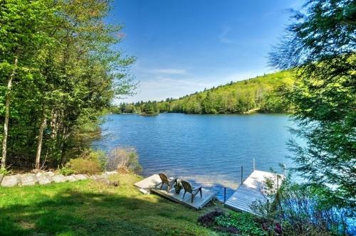 Breathtaking Newbury Cottage With Deck On Chalk Pond