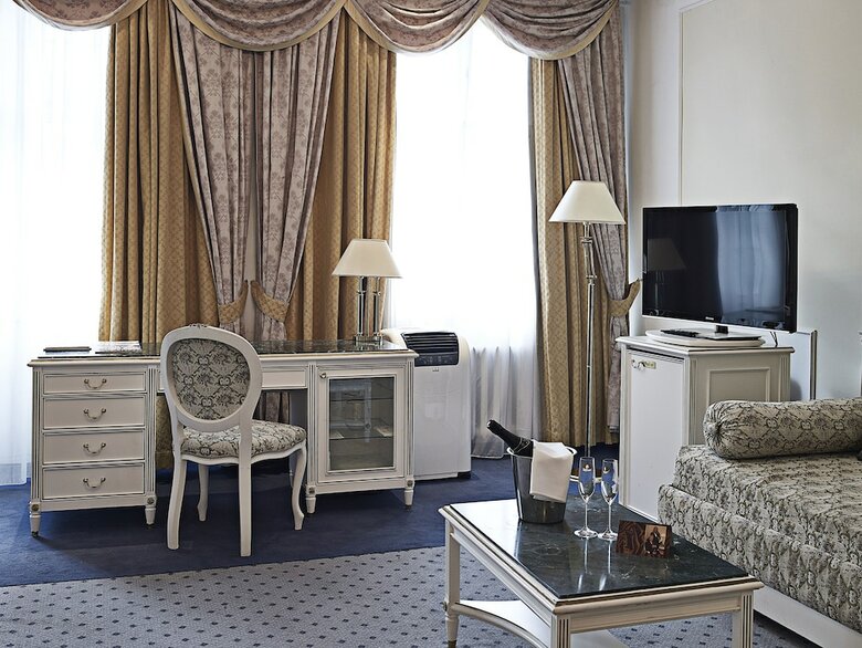 Hotel Ambassador-zlat� Husa