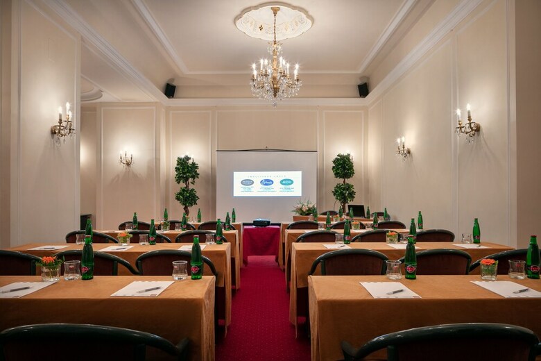 Hotel Ambassador-zlat� Husa