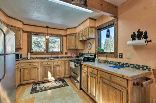 Cozy Angel Fire Cabin 10 Min From Ski Slopes!