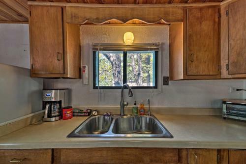 Cozy Outdoorsy Haven By Golf Course With Deck!