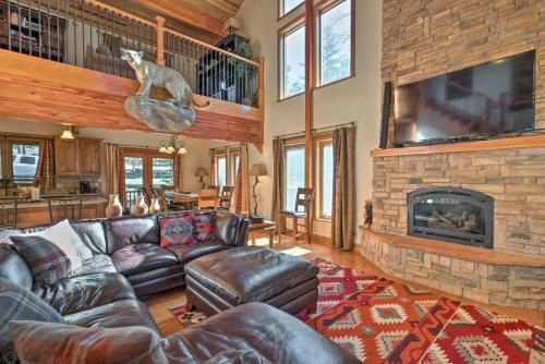 Grinning Bear Lodge With Deck, 5mi To Resort!