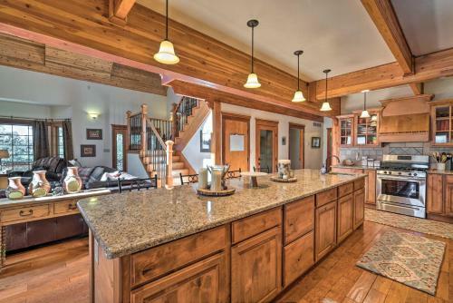 Grinning Bear Lodge With Deck, 5mi To Resort!