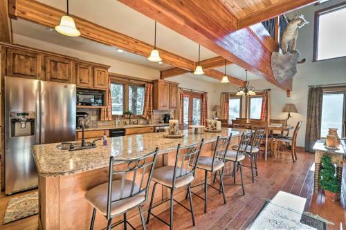 Grinning Bear Lodge With Deck, 5mi To Resort!