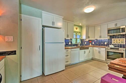 Cozy Blue Adobe With Steam Room 2 Mi From Taos!